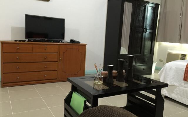 Robinsons Studio W Balcony-rpr08