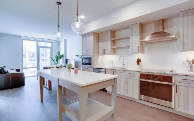 Bright Apartment with Great Amenities