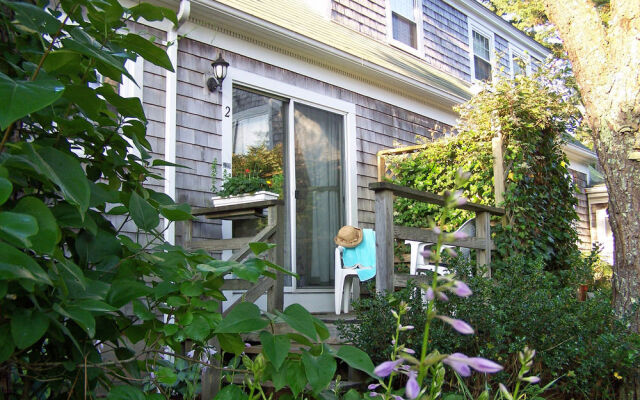 Allen Harbor Breeze Inn & Gardens