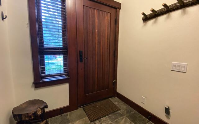 Juniper Crest 7 Private Hot Tub, 2 Car Garage, BBQ, Walk to the Lifts and Mountain Views by RedAwning