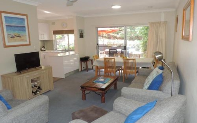 3 'Adriana' 83 Ronald Avenue - Unit With A Backyard – Balcony – Shoal Bay