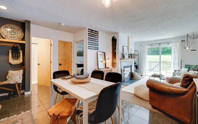 Ski-in/ski-out Magic Mountain Condo w/ Deck!