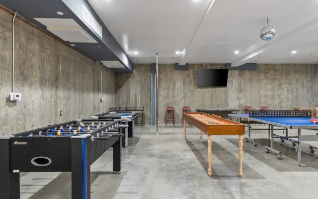 Luxe LA Escape w/ Pool, Views & Game Room Alta Vista Estate by Avantstay