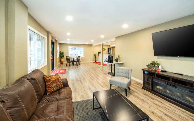 Econo Lodge Inn & Suites