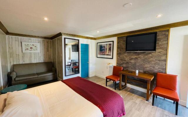 Casa Blanca Inn & Suites