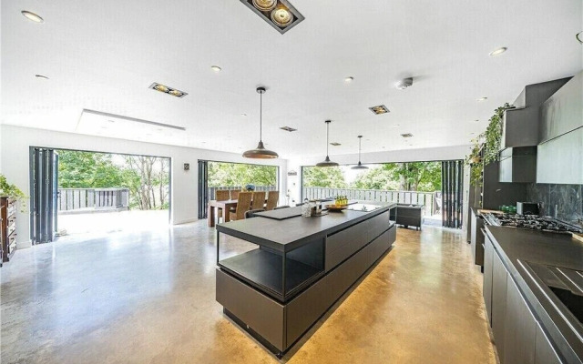 Designer Villa With spa and Magical Views, 5 bdr