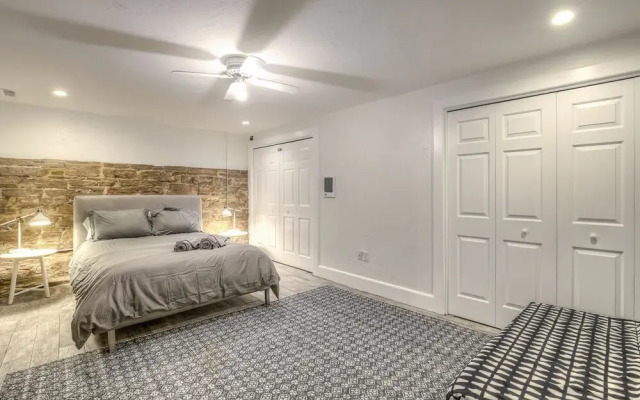 Modern Space Walk Everywhere! Sleeps 7!