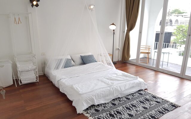 Mistletoe Bakery & Hostel