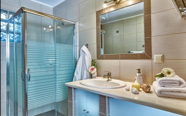 Charming Retro Studio With Shared Pool and View