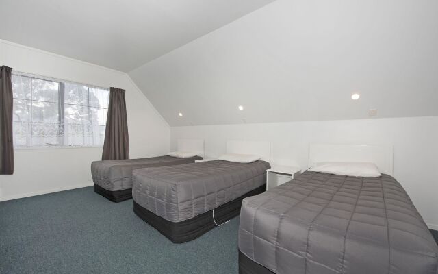 Camellia Court Motel