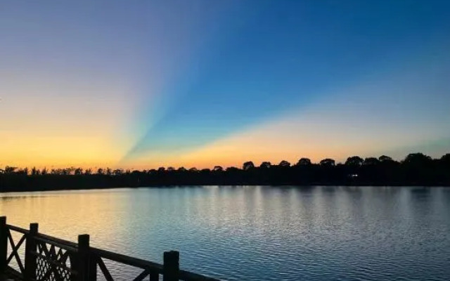 Mingzhu Lake Swan Garden Resort