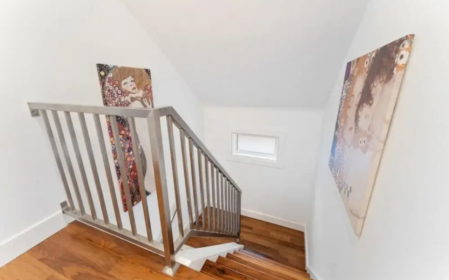 Spacious 2bdrm Home in Burlington