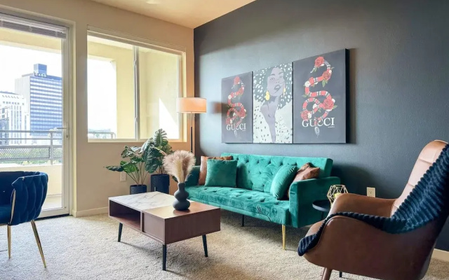 Beautiful 1 BR in LA Gym Pool 10mins to Cedar