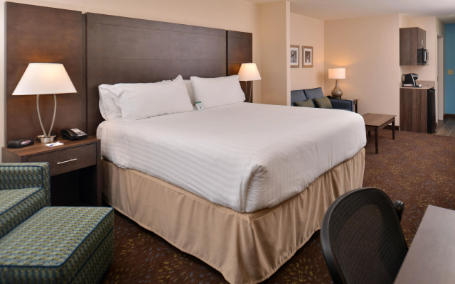 Holiday Inn Express & Suites Dearborn SW - Detroit Area, an IHG Hotel