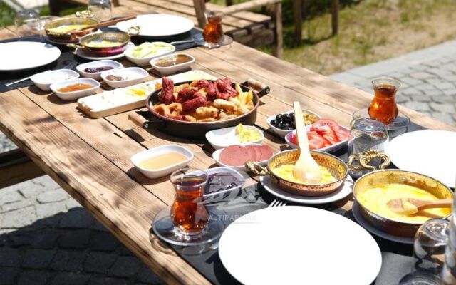 Ayder Altiparmak  Suit