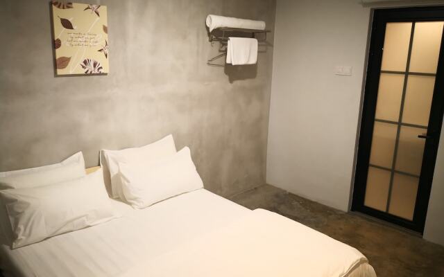 5 Bands Hotel