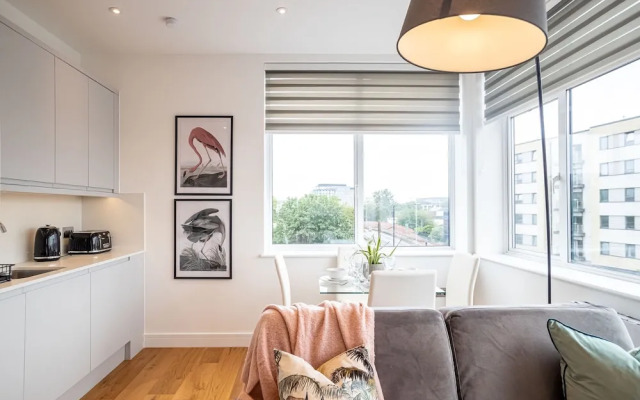 Deluxe & Chic 1 & 2 Bed Apts near Heathrow, Legoland, & Windsor Slough