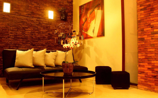 6 Suites Hotel