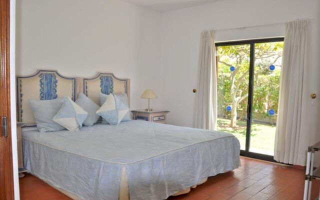 Nestled in Vilamoura, Private Pool, Free Off-street Parking, AC & Wifi