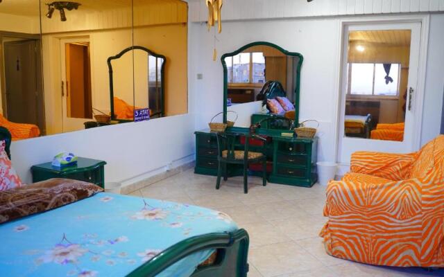 Spacious 2 Bedroom Apt Viewing the Holy Nile