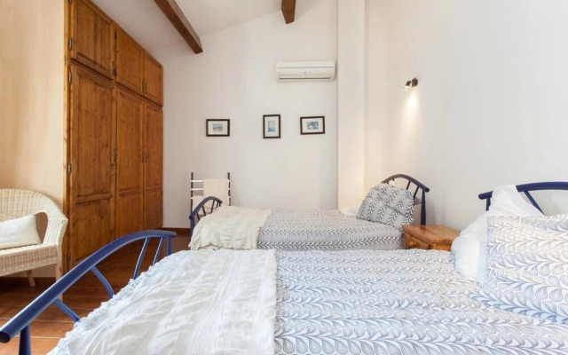 Hirondelle in Charming Village