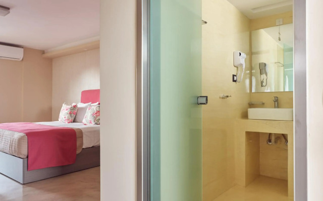 Koukounaria Hotel & Suites