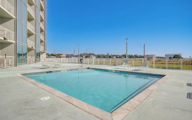 Beachfront Condo w/ Pool Access in Biloxi!