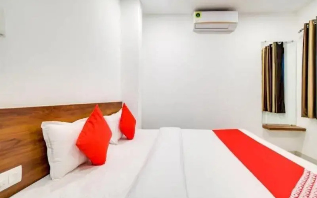 OYO 70780 Hotel Apple Grand