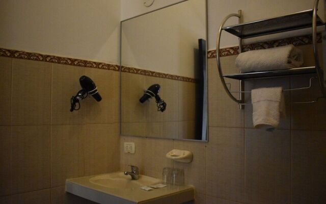 Colonial Plaza Hotel