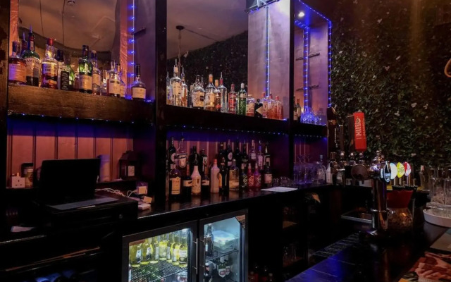 Crown Hotel Stone