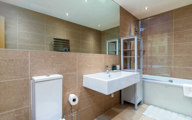 Spacious Apartment in Clapham Town by Guestready