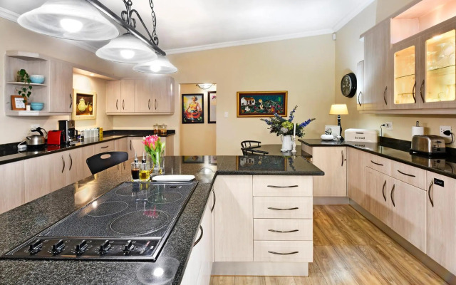 Petit Plaisir is a Romantic Self-catering Cottage on the Side of the Village no1