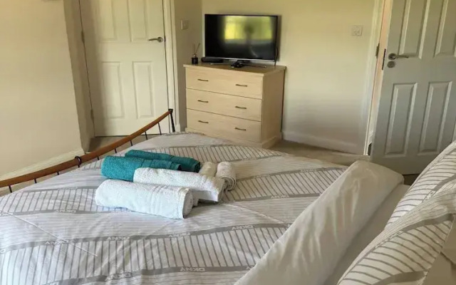 Comfortable 5 - Guest Abode - In Quiet Village