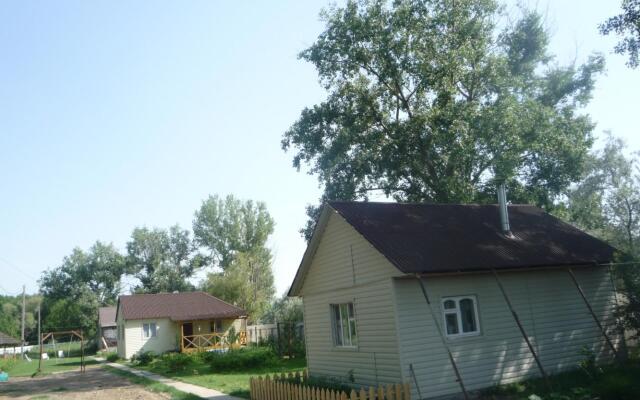 Усадьба Уваринка