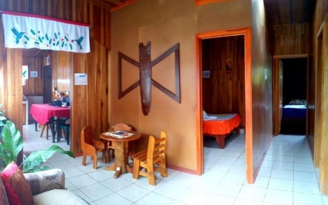 Pensión y Cabinas Colibrí Monteverde B&B