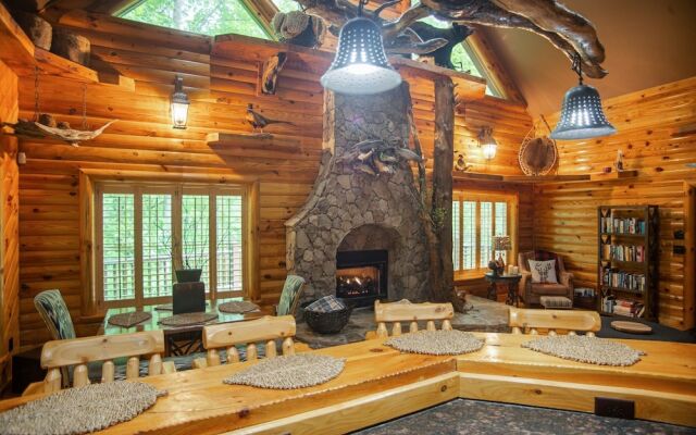 Iron Mountain Lodge 3 Bedroom Cabin by RedAwning