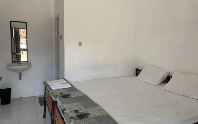 Recharge Cafe & Garasi Homestay