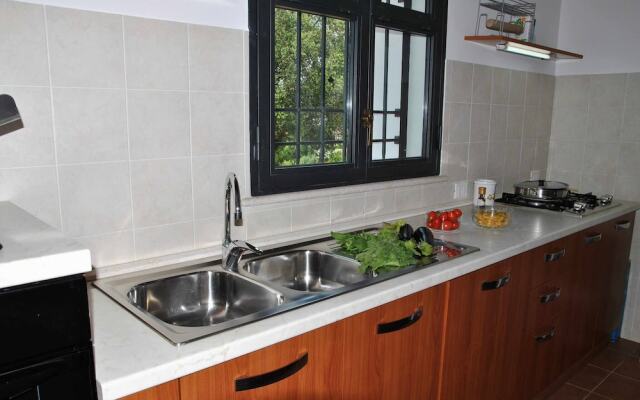 Red Roses Flat in a Semi-detached Villa