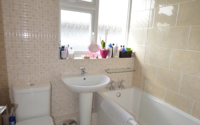 2 Bedroom Charming House With Free Parking