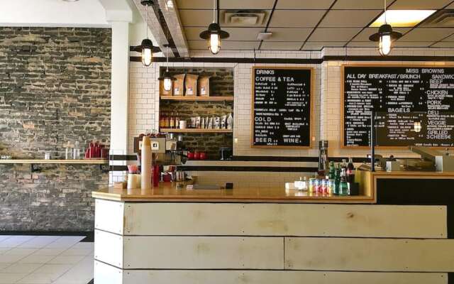 Comfy DT Loft w Parking Rooftop Patio BBQ Gym