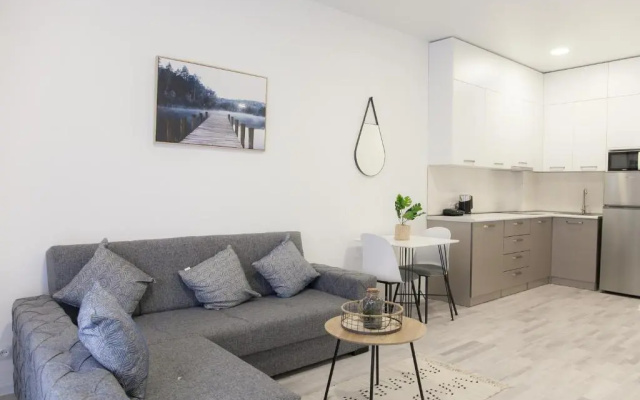 Brand new, bright, 1 bedroom unit, 100 Mbps Wi-Fi.