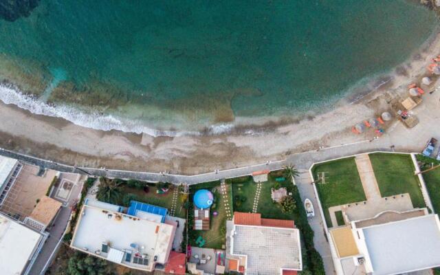 Beach front apartment with swimming pool