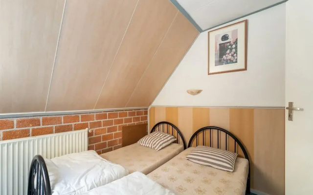 Attractive Farmhouse in Giethoorn With Garden