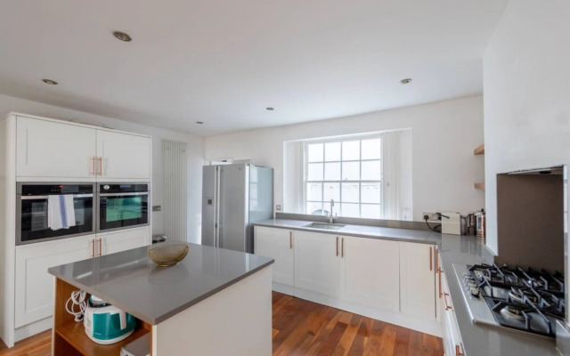 Stylish 2 Bedroom Home in Islington With Garden