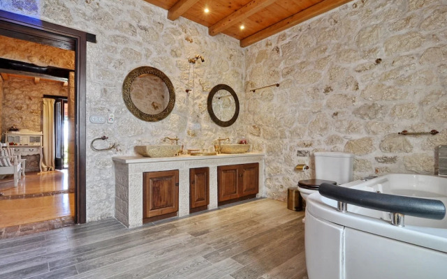 Stunning 8-bed Villa in Marmaro With Amazing View