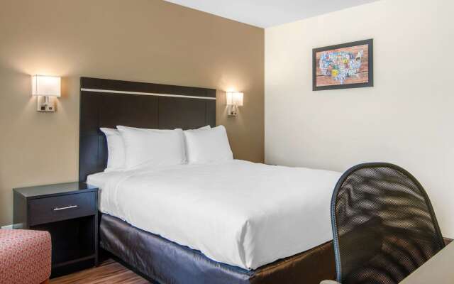 Econo Lodge Inn & Suites