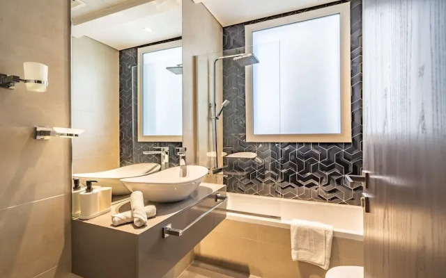 Stylish Waterfront Apartment With Views on Canal