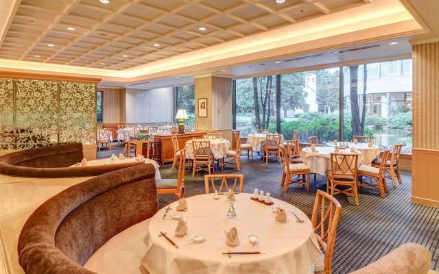 Forest Inn Showakan