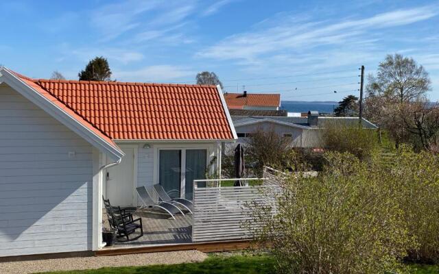 Två gästhus vid hav och strand