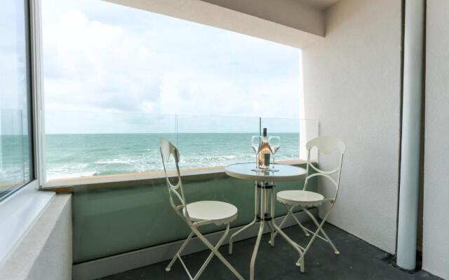 Tides - Beach Front Apartment in Bracklesham Bay